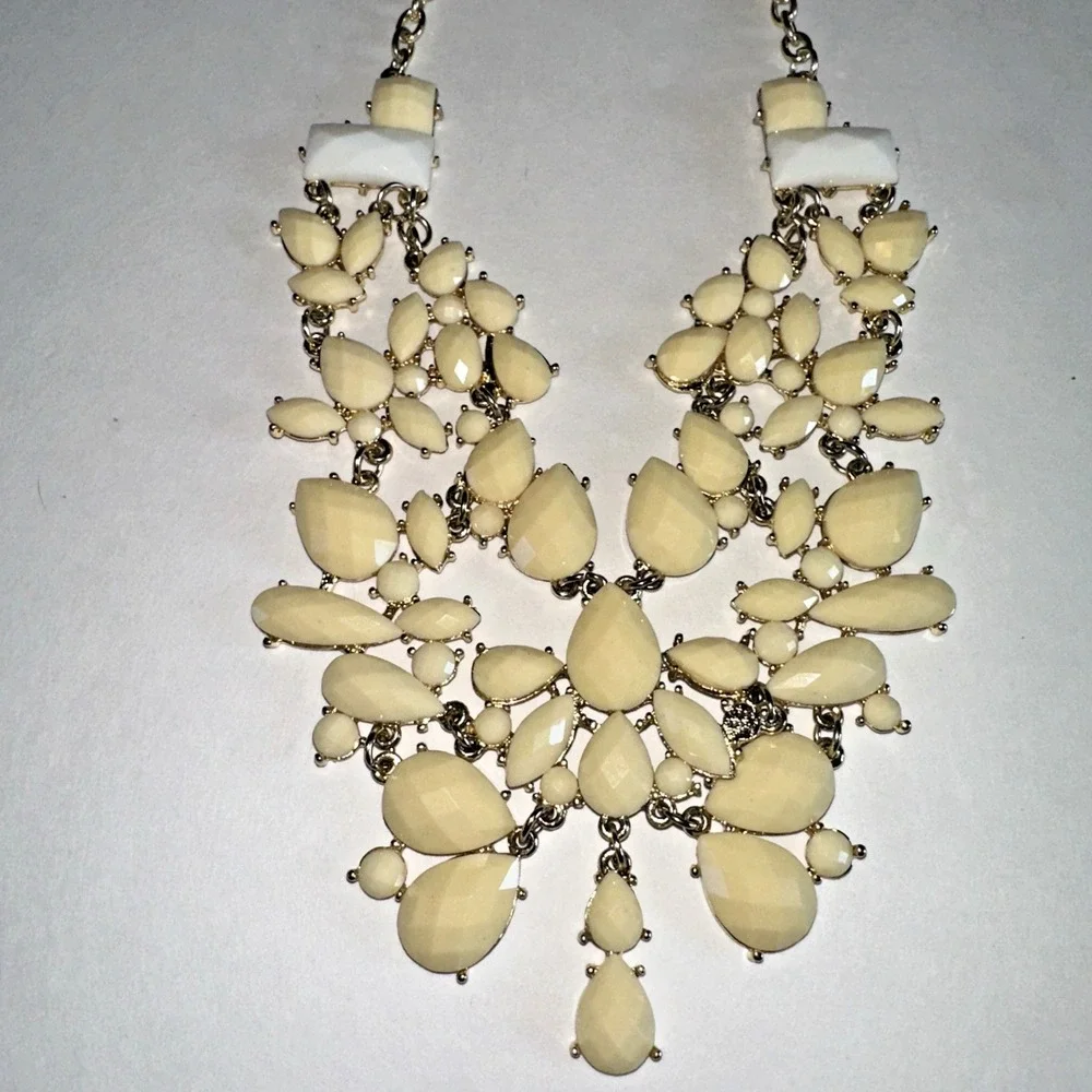 Unbranded Bib Statement Necklace Women OS Cream Gold Tone Excellent Cluster Bib